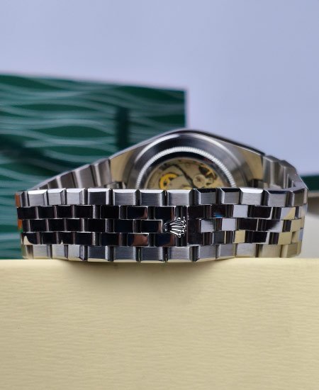 Rolex Land-Dweller Oyster, 40 mm, platinum M127336-0001