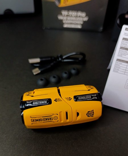 BumbleBee Earbuds Genuine Transformers 001